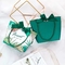 کیسه های کاغذ سبز لیمویی چاپ گیاه گرمسیری با دسته های روبانی
